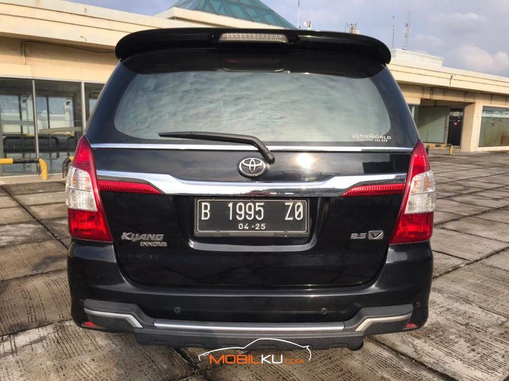 Mobil Toyota Kijang Innova 2015