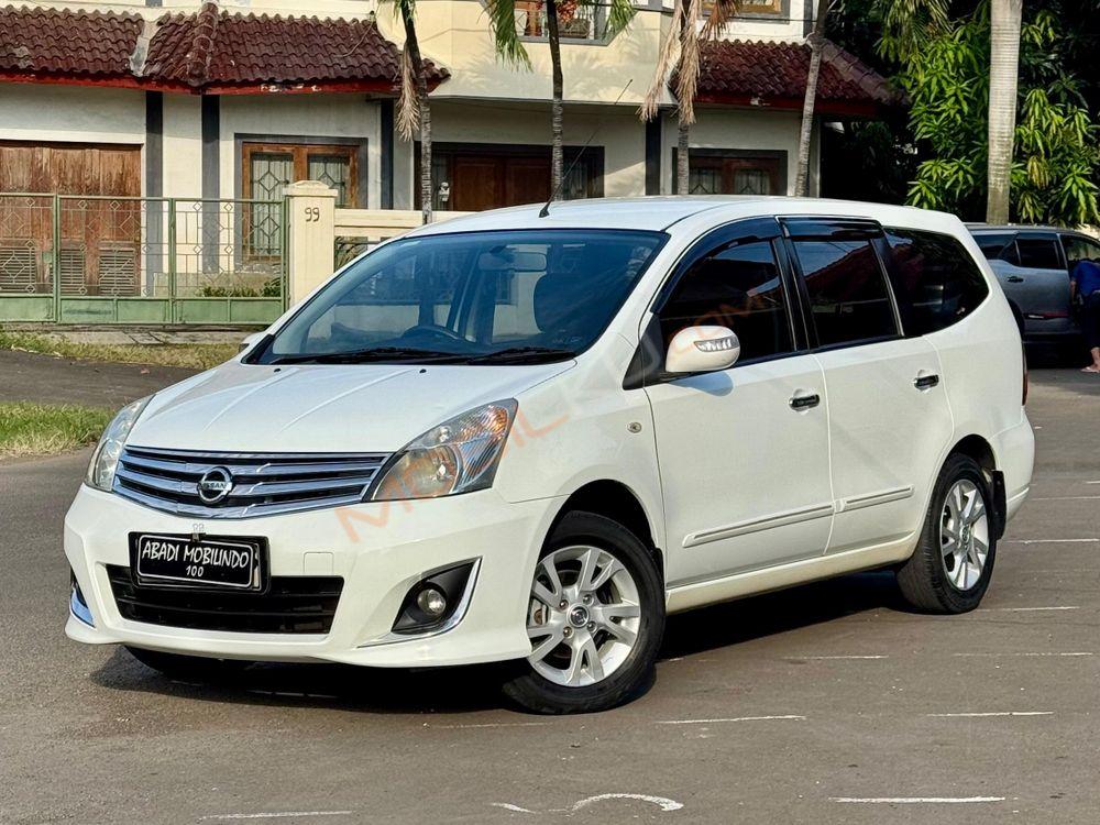 Mobil Nissan Grand Livina 2013