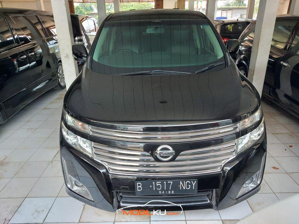 Mobil Nissan Elgrand 2011