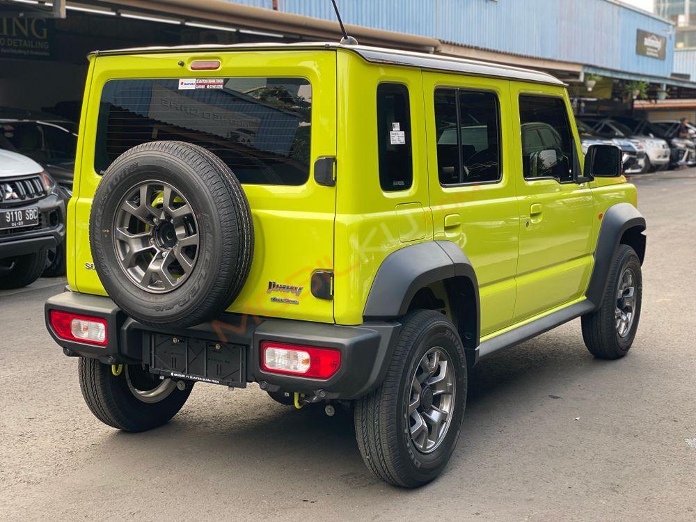 Mobil Suzuki Jimny 2023