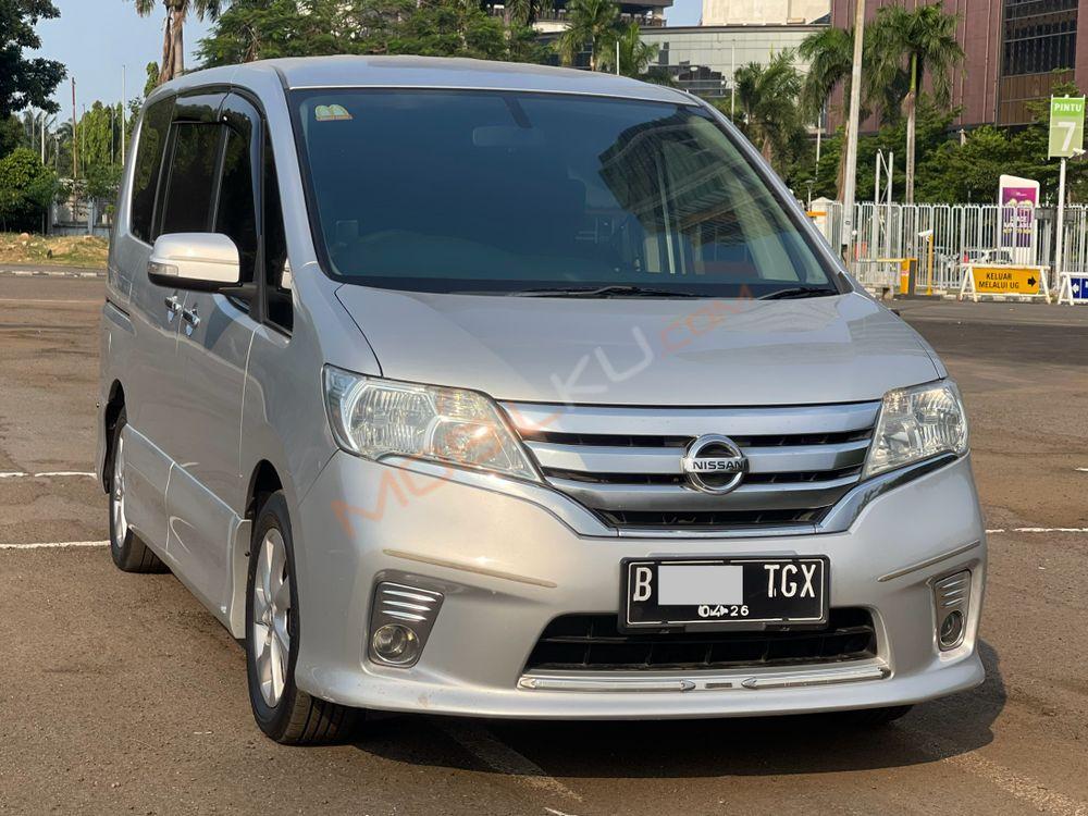 Mobil Nissan Serena 2013