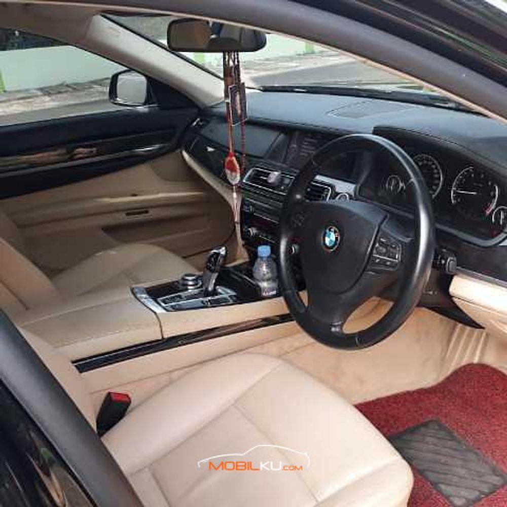 Mobil BMW 7 Series 2011