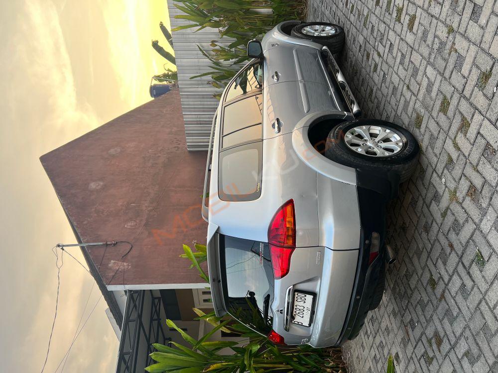 Mobil Mitsubishi Pajero 2012