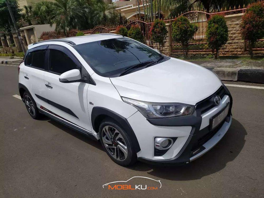 Mobil Toyota Yaris 2016