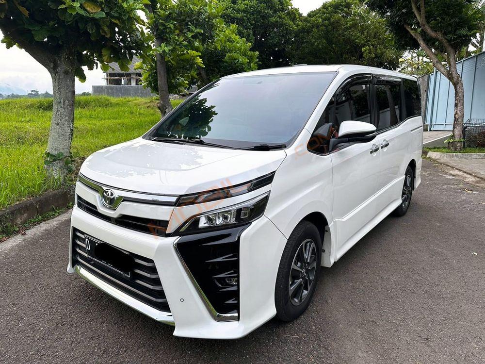 Mobil Toyota Voxy 2018
