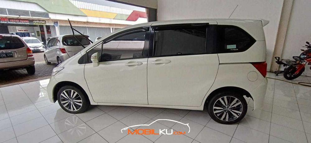 Mobil Honda Freed 2013