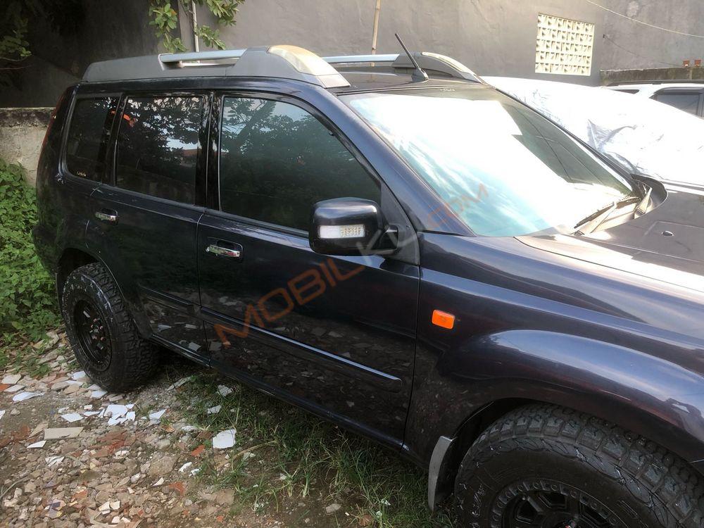 Mobil Nissan X-Trail 2006
