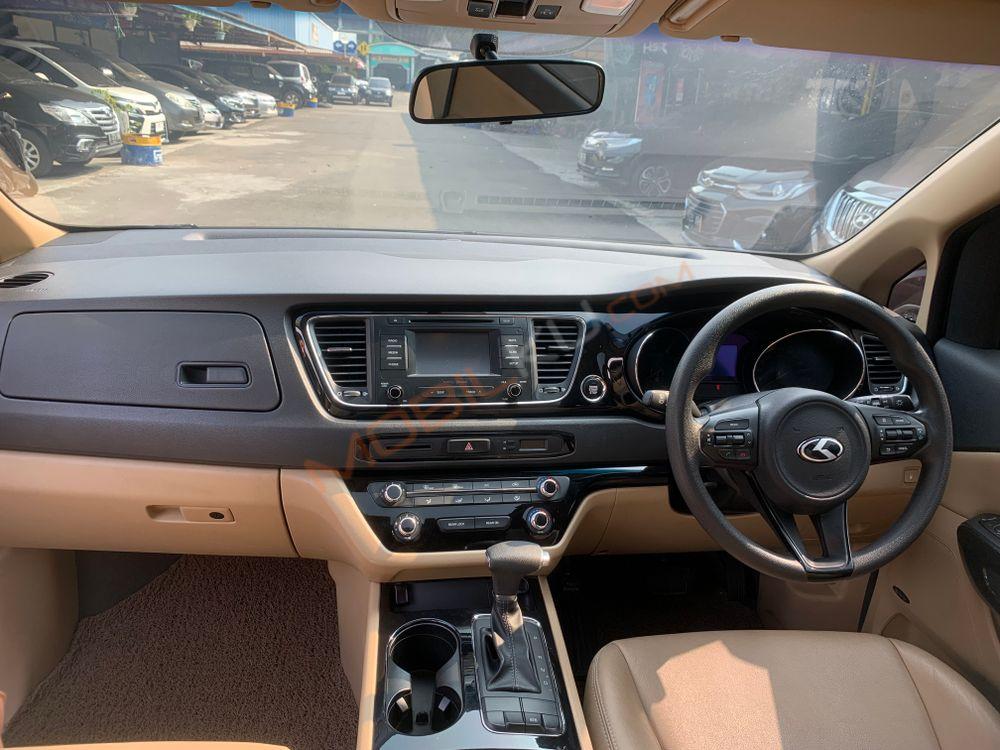 Mobil Kia Sedona 2017