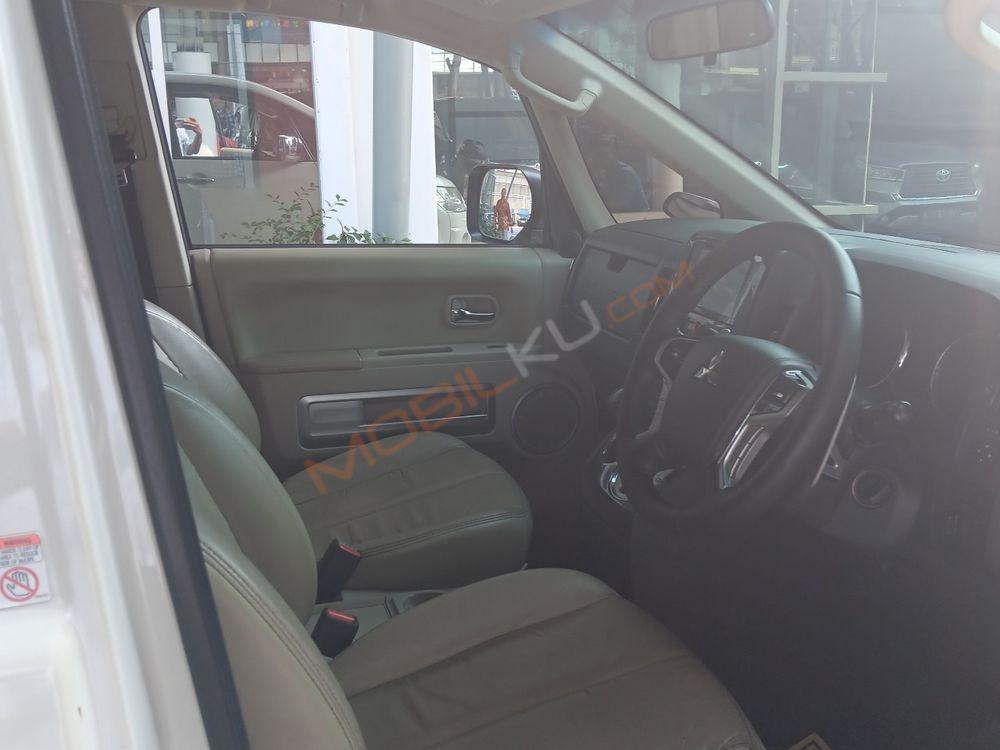 Mobil Mitsubishi Delica 2016