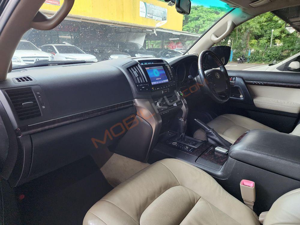 Mobil Toyota Land Cruiser 2010