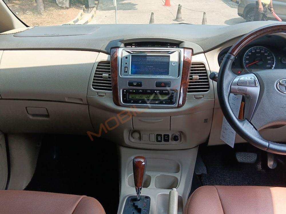 Mobil Toyota Kijang Innova 2014