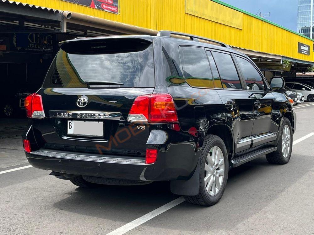 Mobil Toyota Land Cruiser 2013