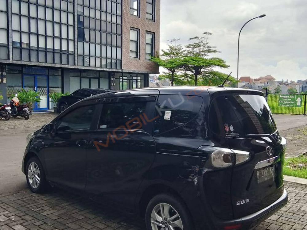 Mobil Toyota Sienta 2017