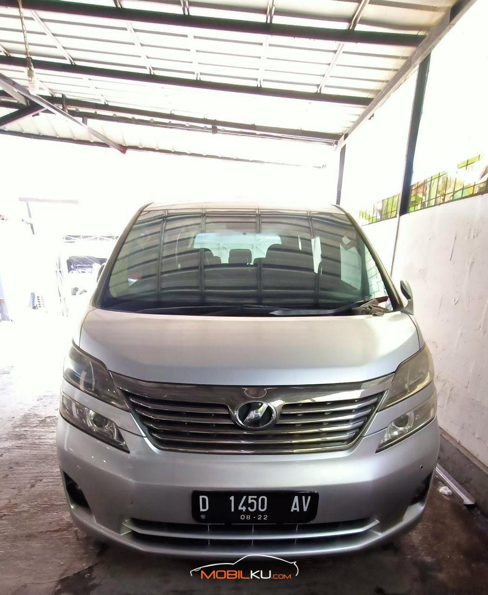 Mobil Toyota Vellfire 2009