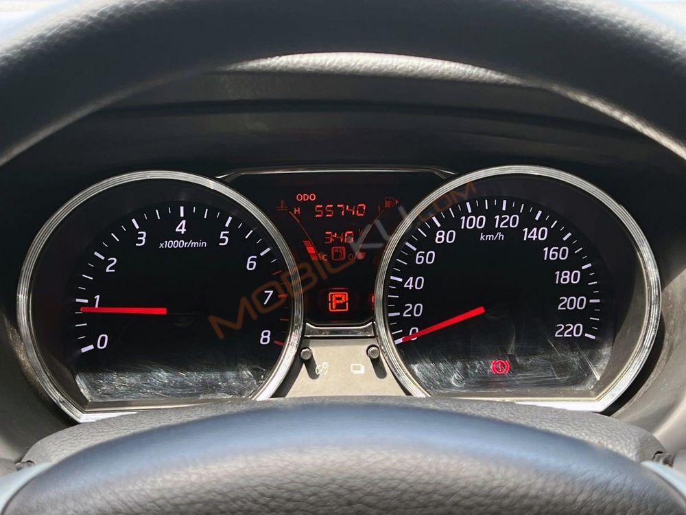 Mobil Nissan Grand Livina 2016