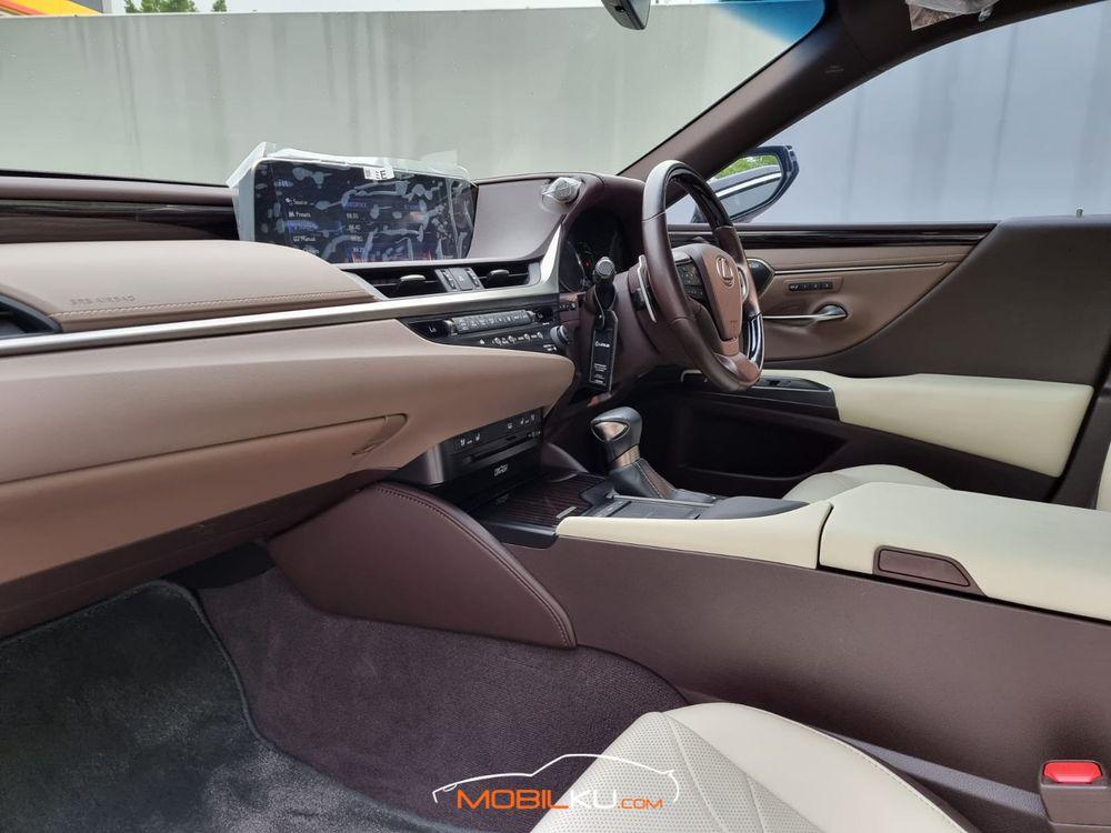 Mobil Lexus ES 2019