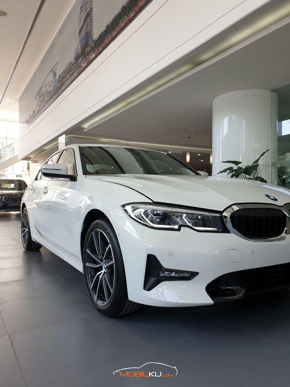 Mobil BMW 3 Series 2020