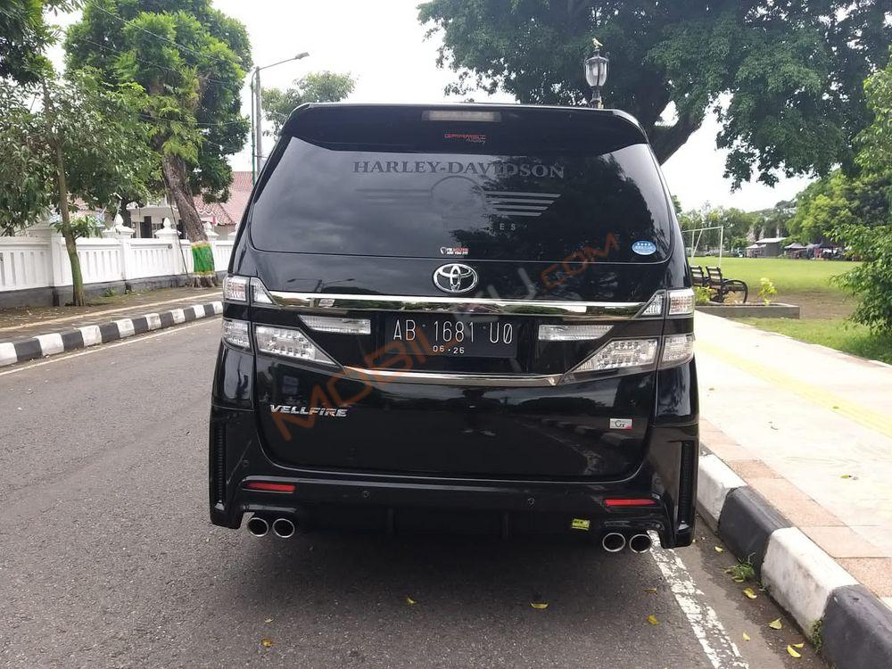 Mobil Toyota Vellfire 2013