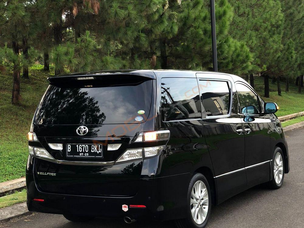 Mobil Toyota Vellfire 2012