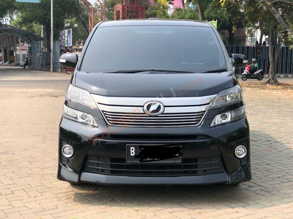 Mobil Toyota Vellfire 2013