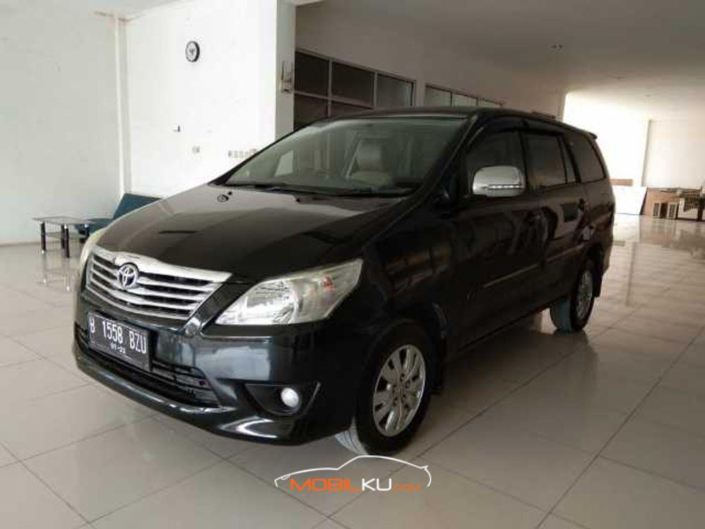 Mobil Toyota Kijang Innova 2012