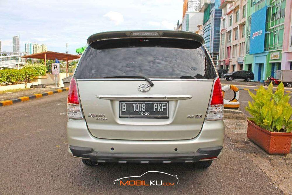 Mobil Toyota Kijang Innova 2010