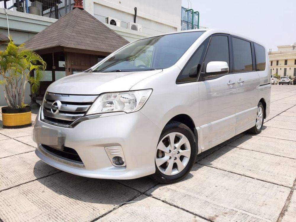 Mobil Nissan Serena 2013
