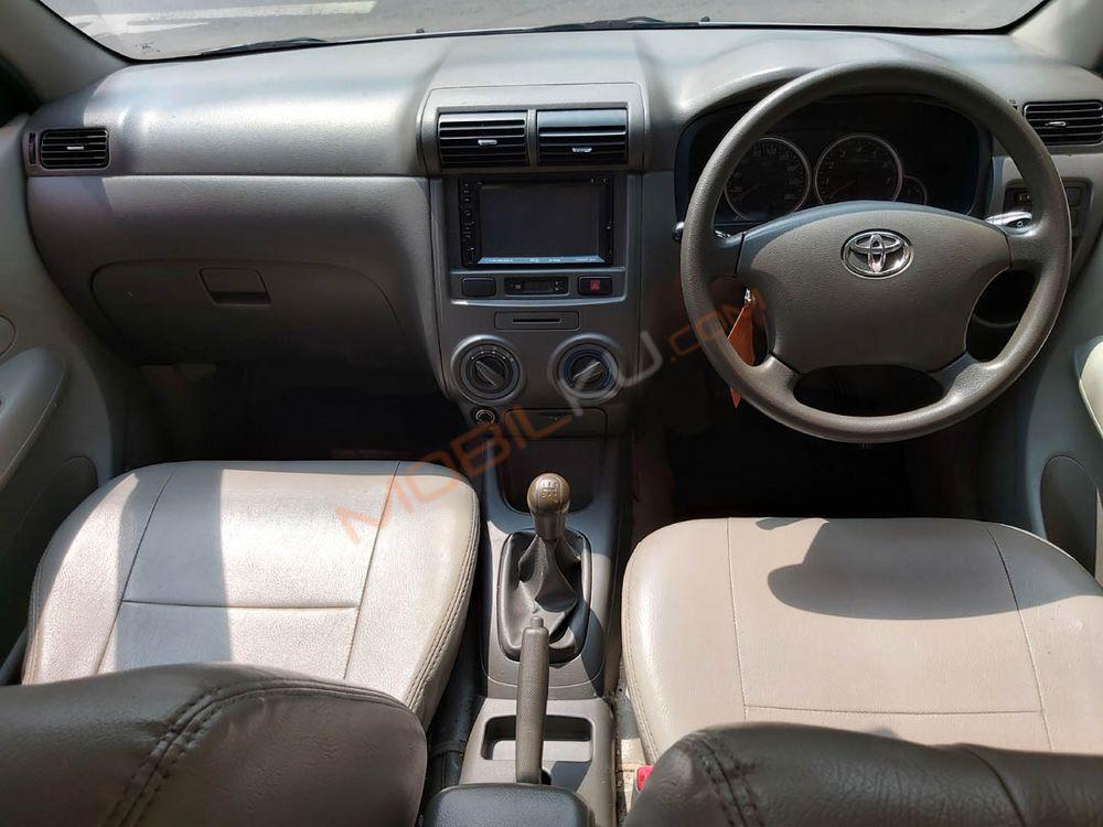 Mobil Toyota Avanza 2011