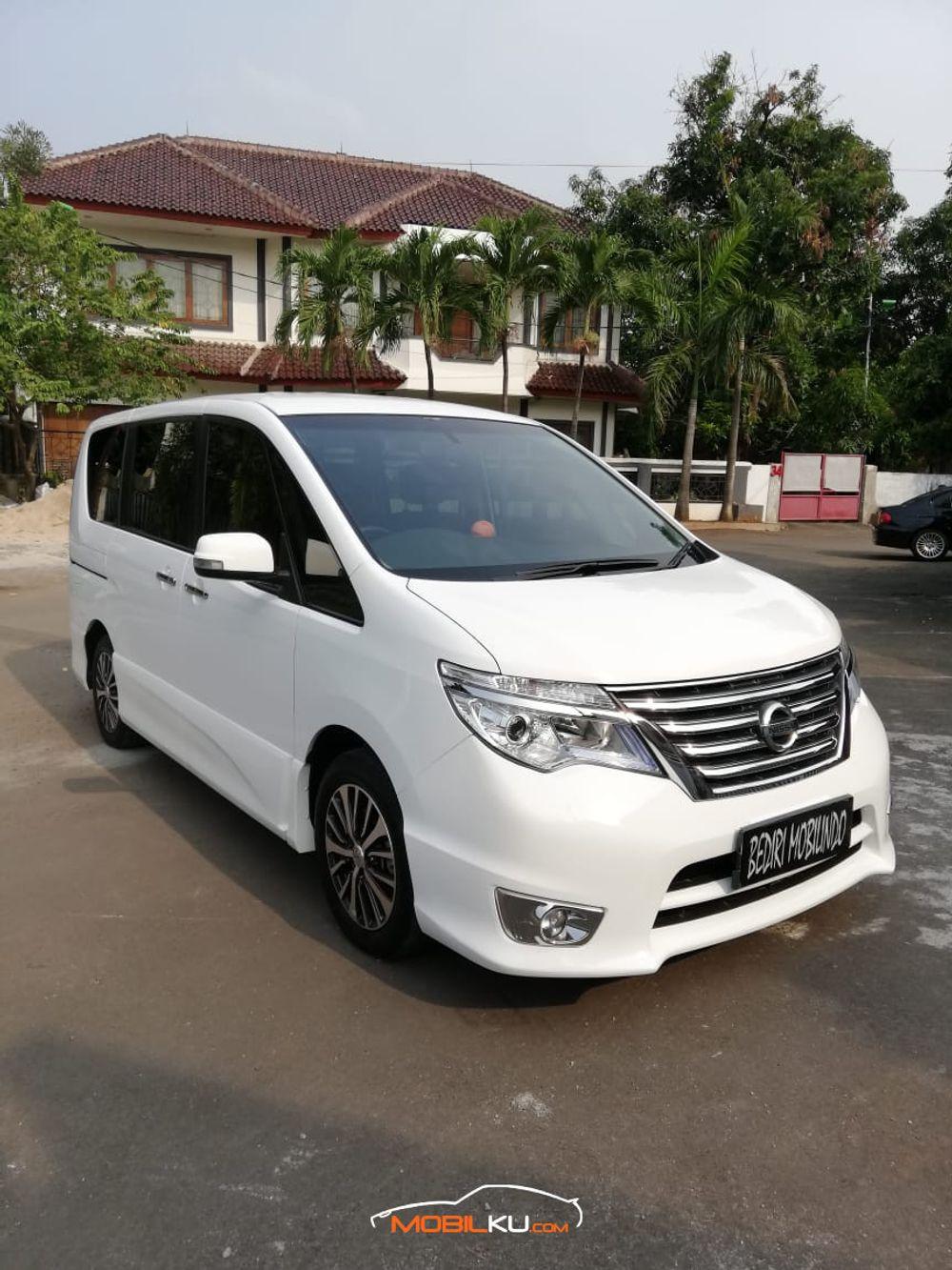 Mobil Nissan Serena 2016