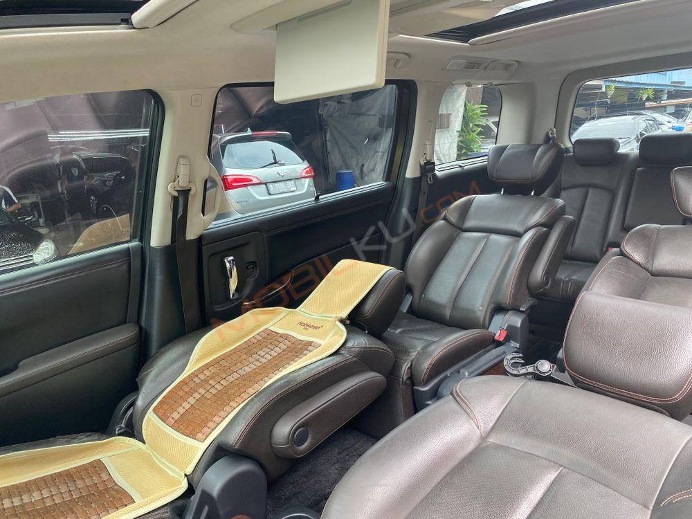 Mobil Nissan Elgrand 2013