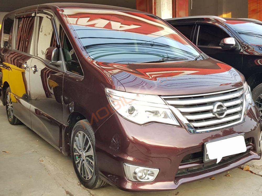 Mobil Nissan Serena 2015