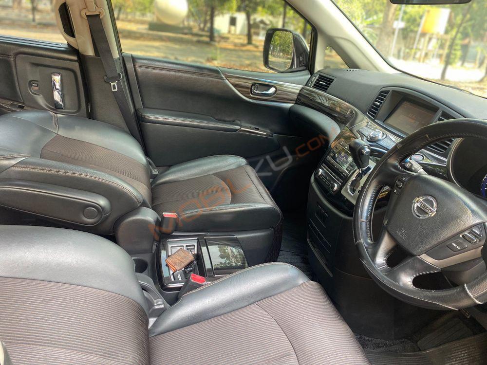 Mobil Nissan Elgrand 2014