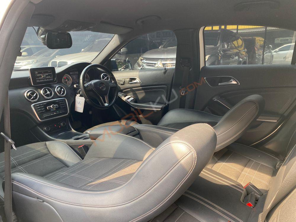 Mobil Mercedes-Benz A-Class 2013