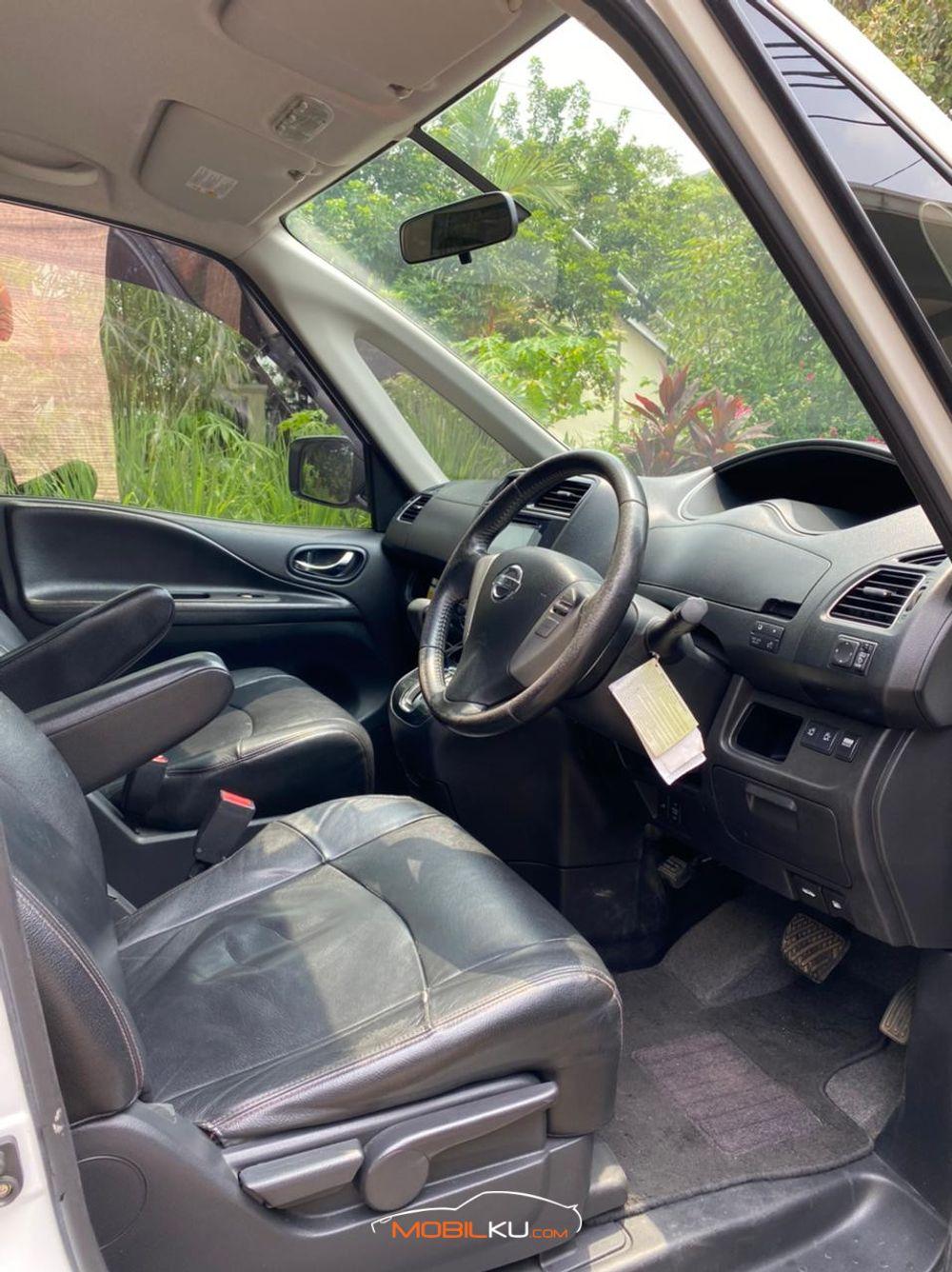 Mobil Nissan Serena 2013