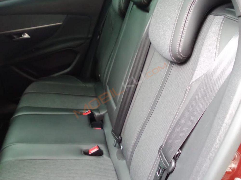 Mobil Peugeot 3008 2018