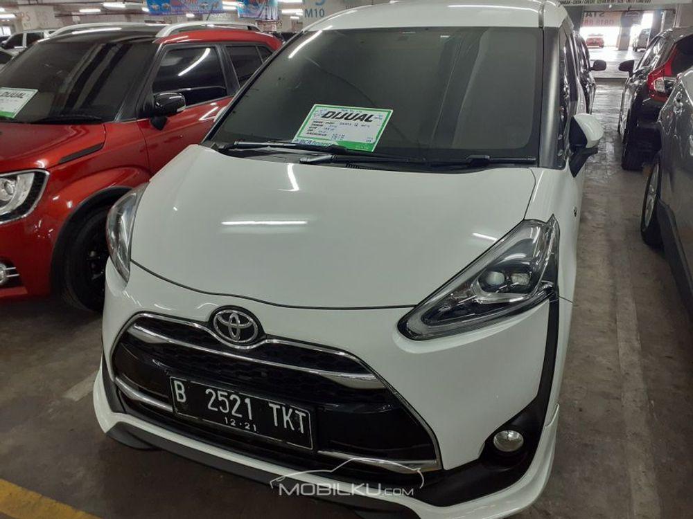 Mobil Toyota Sienta 2016