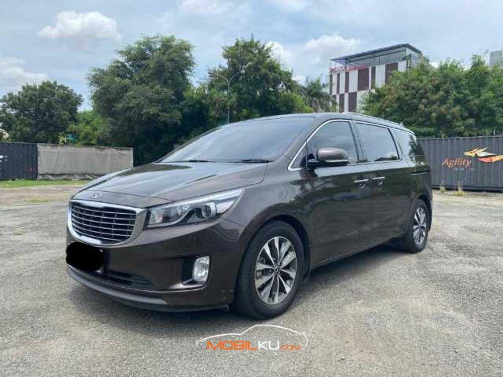Mobil Kia Sedona 2017