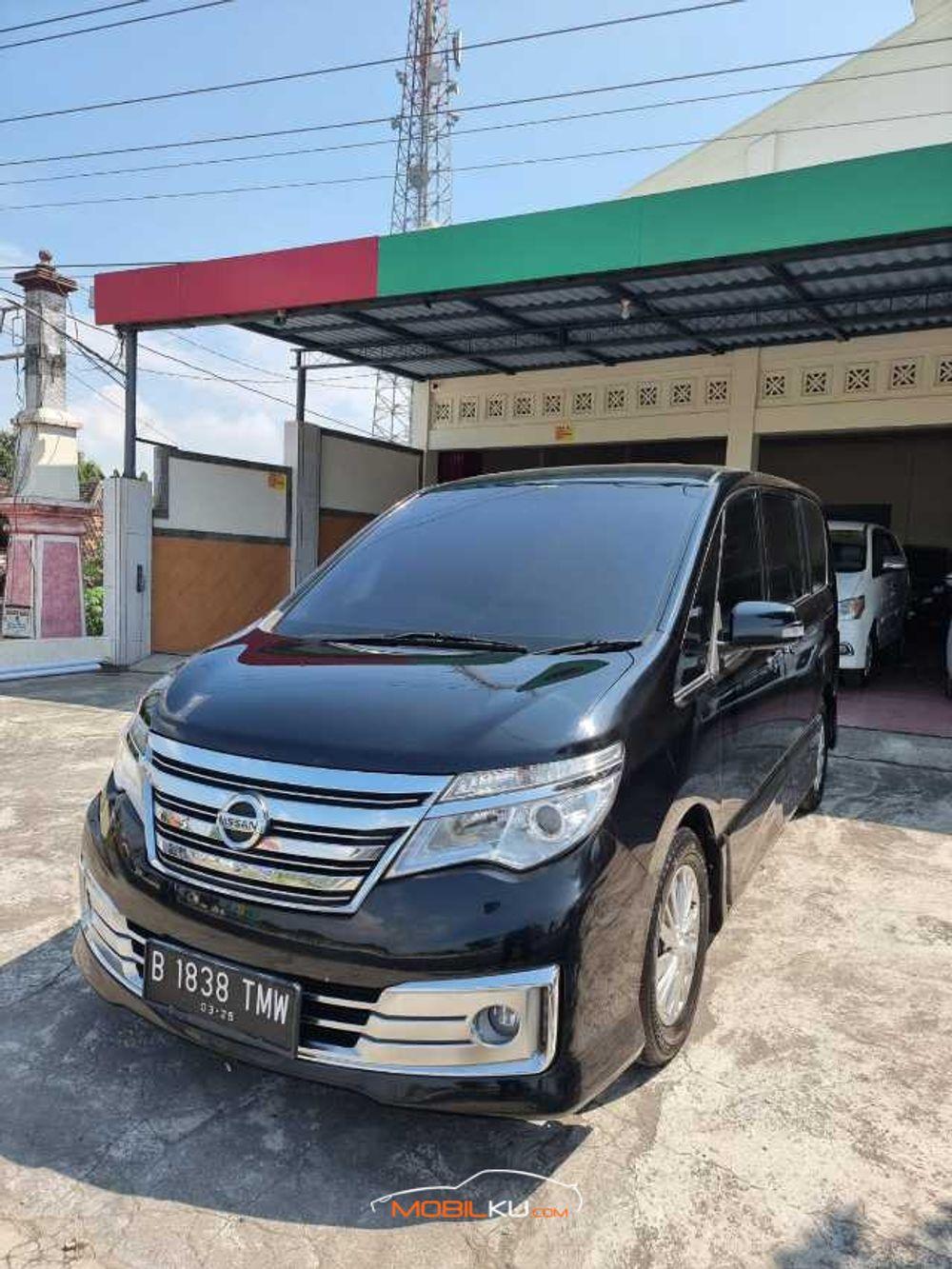 Mobil Nissan Serena 2015