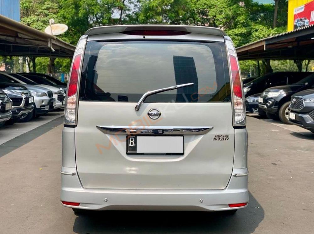 Mobil Nissan Serena 2013