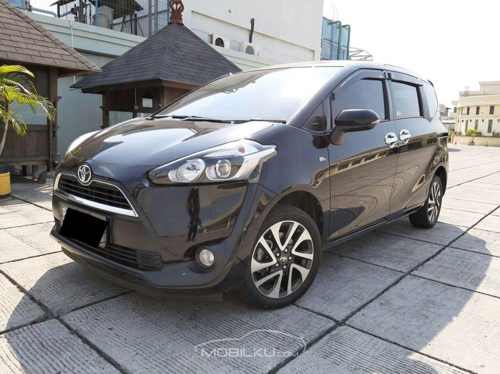 Mobil Toyota Sienta 2017