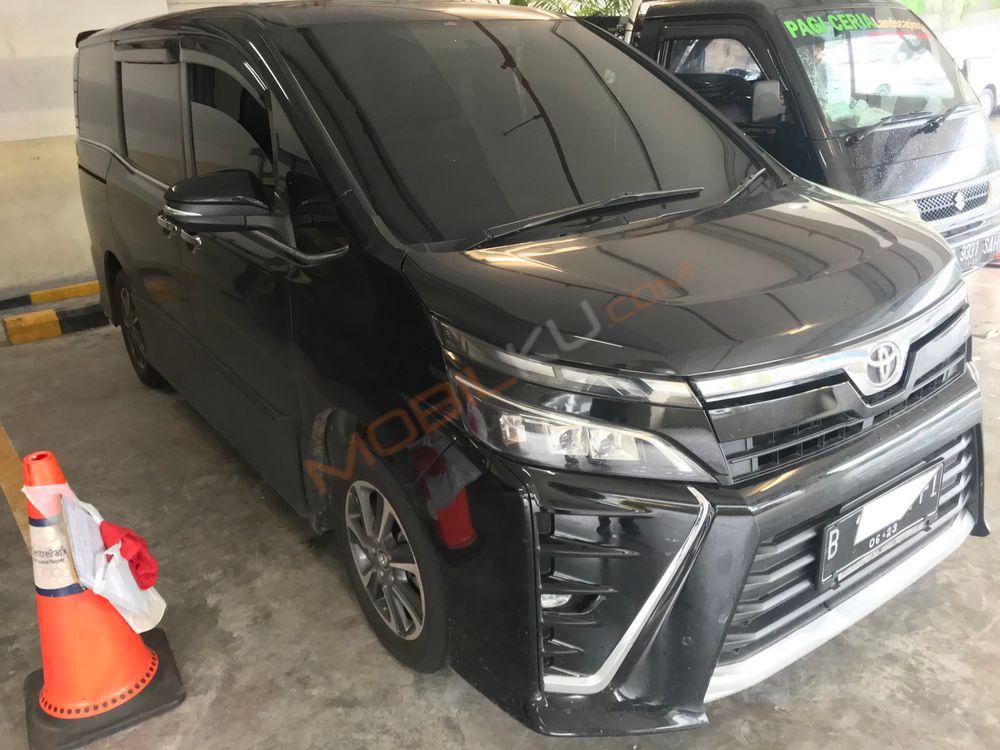 Mobil Toyota Voxy 2018