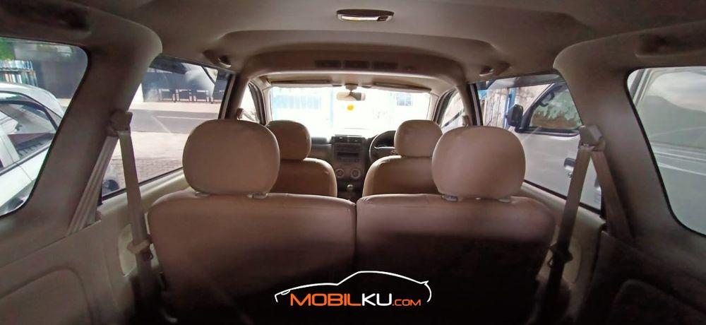 Mobil Toyota Avanza 2011
