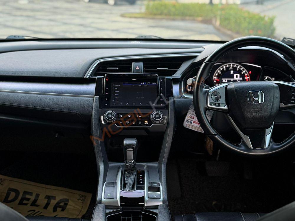 Mobil Honda Civic Hatchback 2016