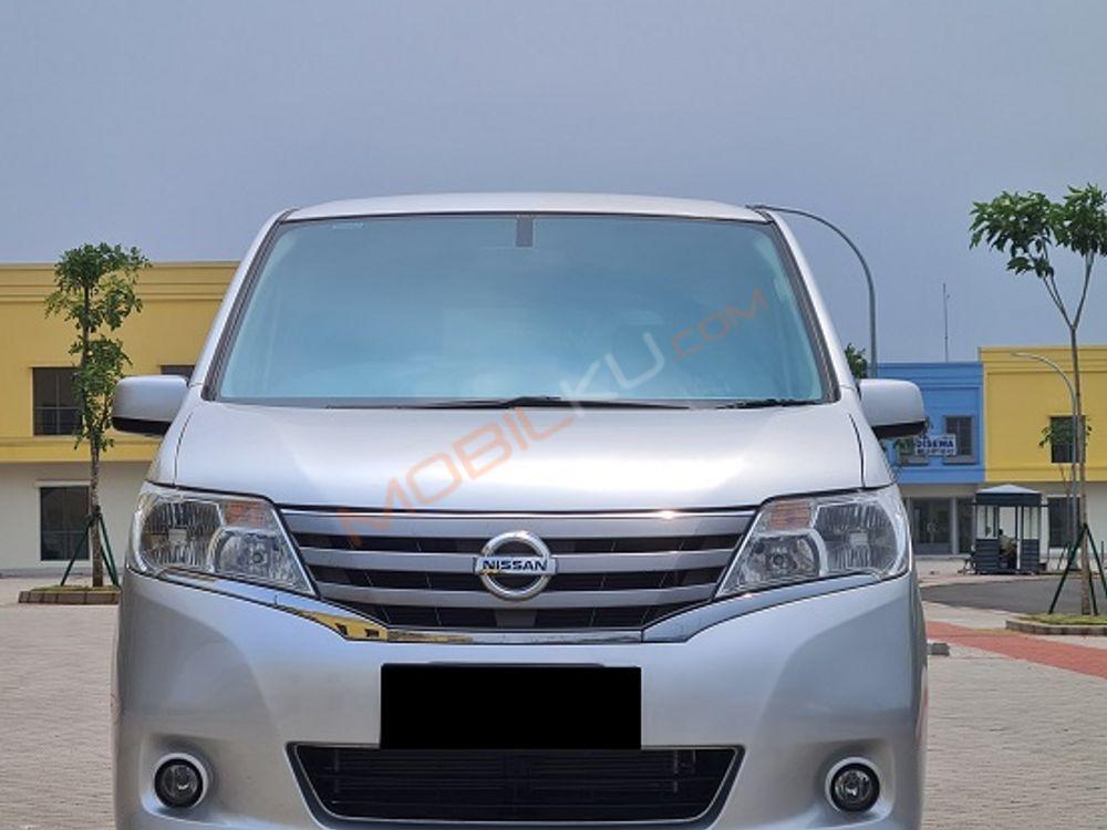 Mobil Nissan Serena 2013