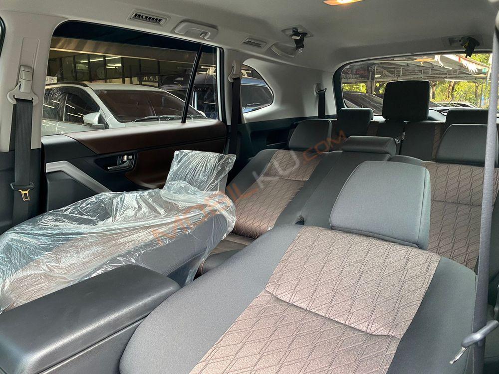 Mobil Toyota Kijang Innova 2023