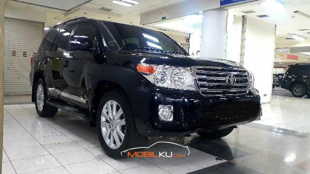 Mobil Toyota Land Cruiser 2013