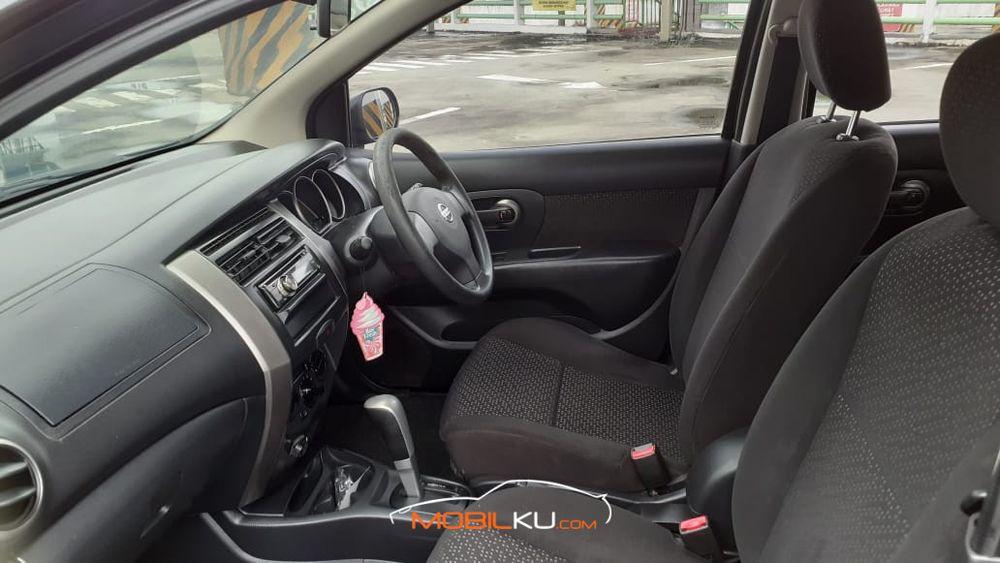 Mobil Nissan Grand Livina 2012