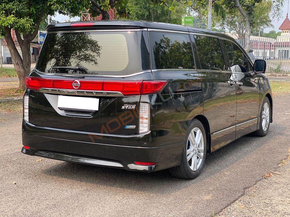 Mobil Nissan Elgrand 2014