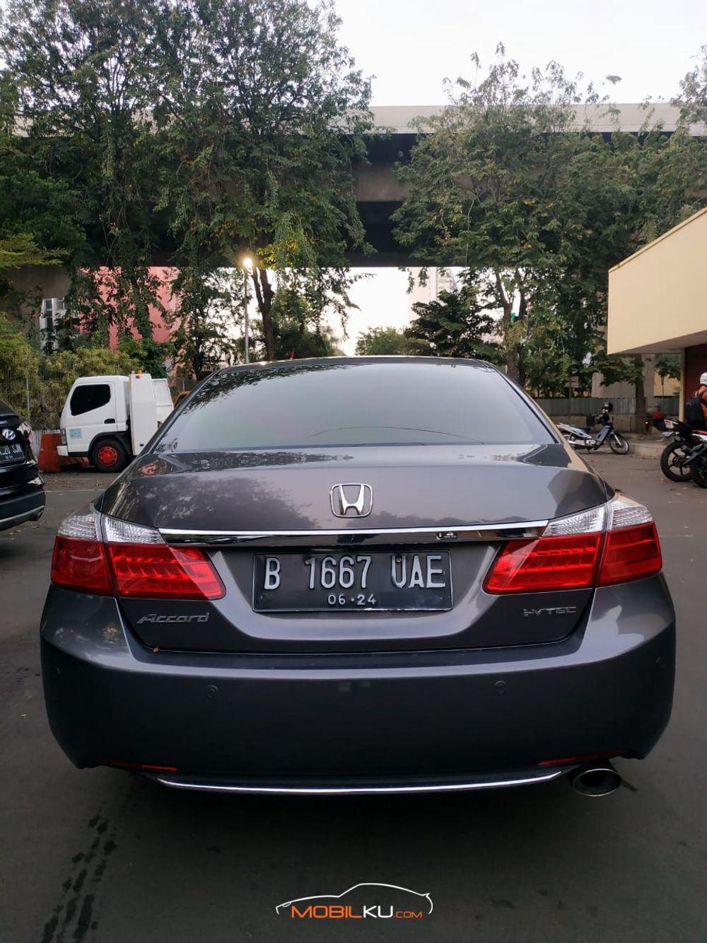 Mobil Honda Accord 2014