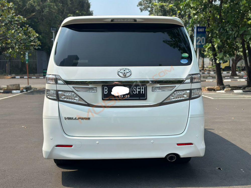 Mobil Toyota Vellfire 2014